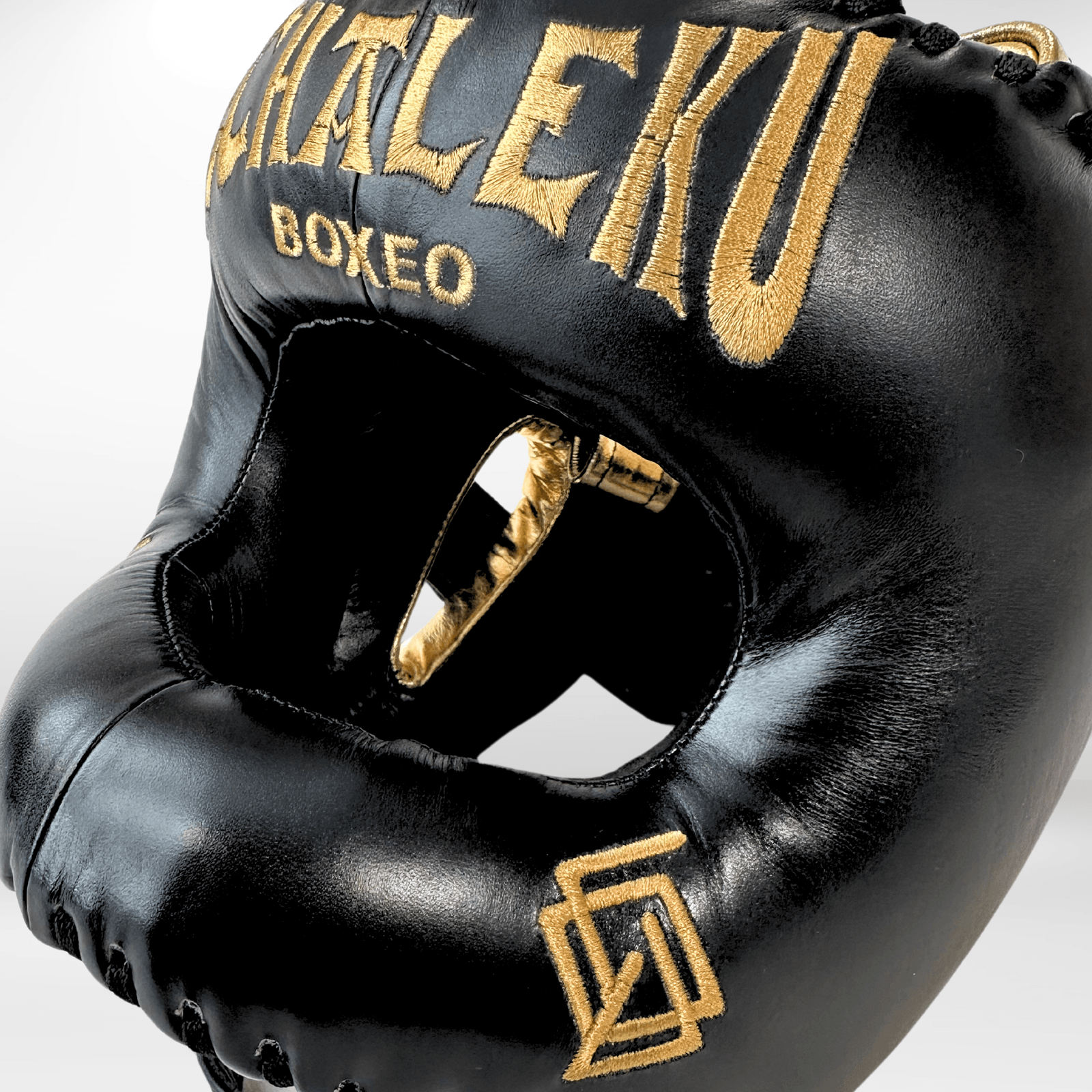 Casco Boxeo Barra Piel Completa Sparring Negro y Bordado Dorado - Echaleku Boxeo